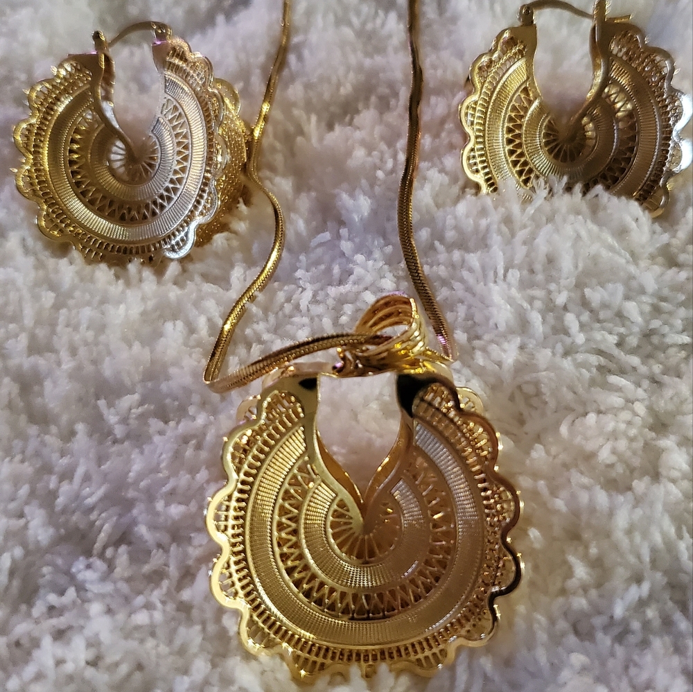 Elegant Gold Jewelry Set